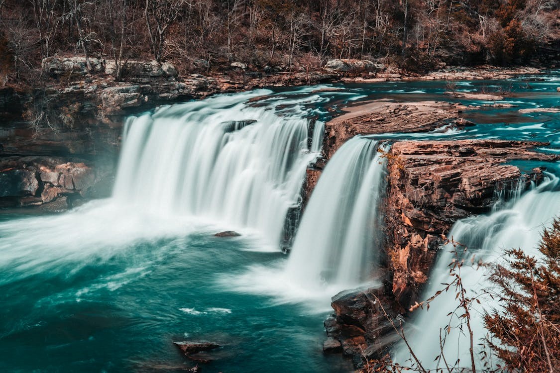 « A Cascading Waterfalls Through a Rocky Cliff », de Connor McManus, publiée le 26 Mars 2022, Pexels