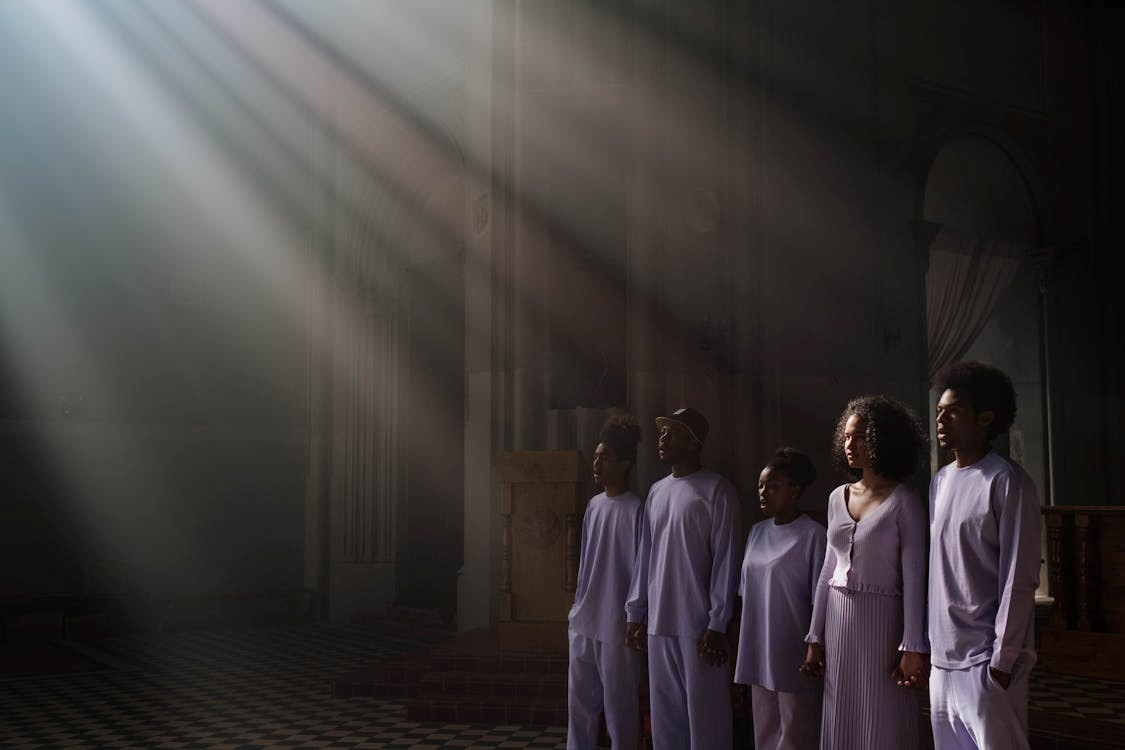 Cottonbro studio, “Choir Standing in front of the Altar”, 2 avril 2021, Pexels